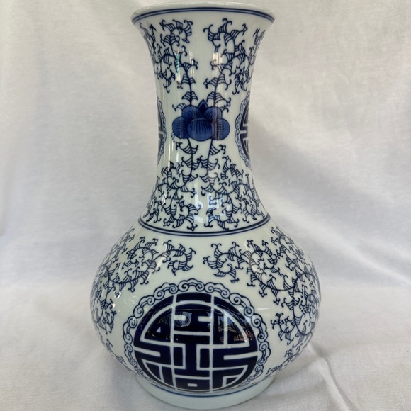 Vintage Blue and White Porcelain Chinese Vase - Picture 2 of 4